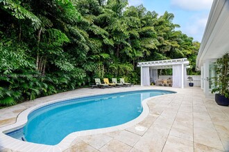 8650 Old Cutler Rd in Coral Gables, FL - Foto de edificio - Building Photo
