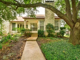 8850 Honeysuckle Trail in Austin, TX - Building Photo