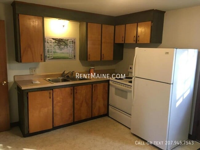 27 Yale St in Bangor, ME - Foto de edificio - Building Photo