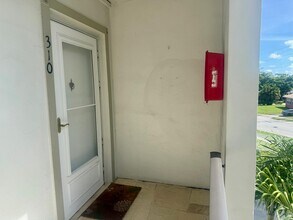 2936 Lake Shore Dr in West Palm Beach, FL - Building Photo - Building Photo