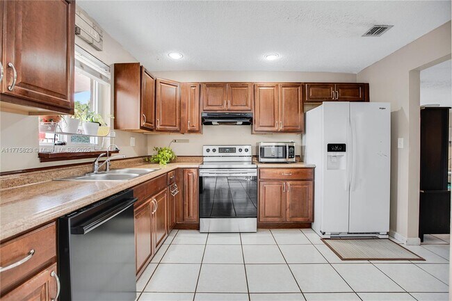 9330 SW 165th St in Palmetto Bay, FL - Building Photo - Building Photo