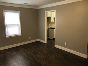 18768 Roscommon St in Harper Woods, MI - Foto de edificio - Building Photo