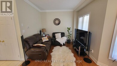 70 Ochalski Rd in Aurora, ON - Building Photo - Building Photo