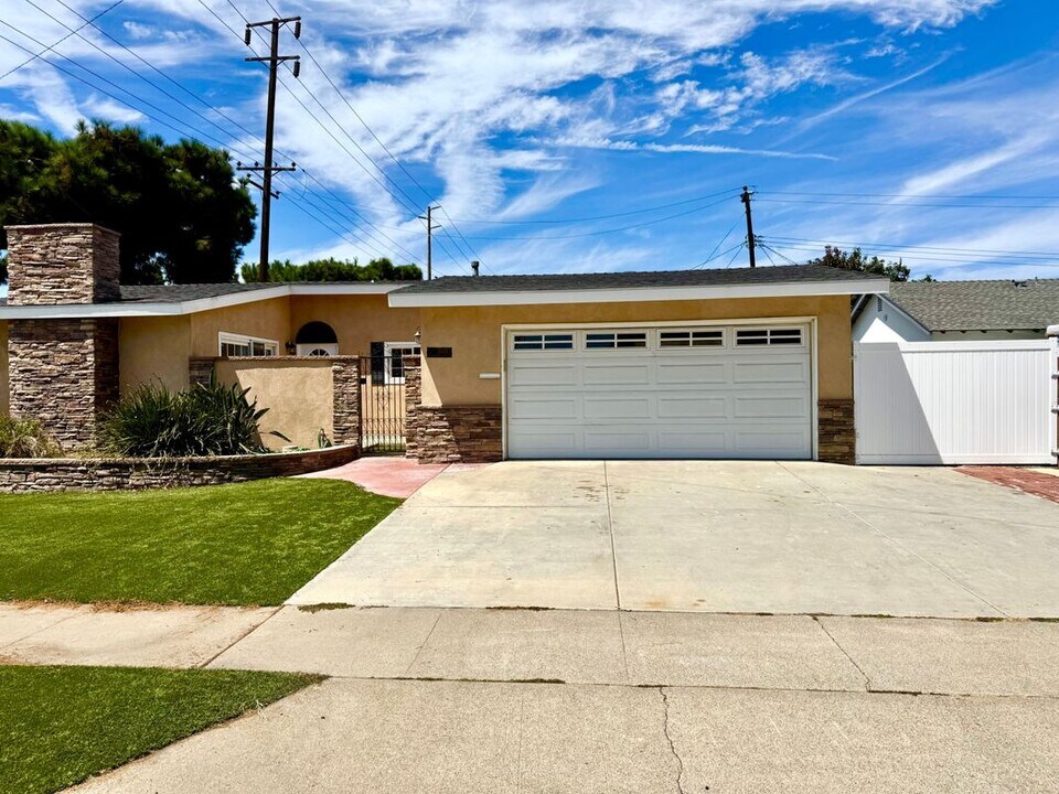 15471 Salisbury Ln in Huntington Beach, CA - Building Photo