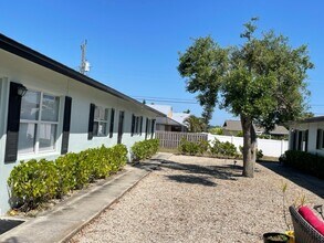 627 92nd Ave N in Naples, FL - Foto de edificio - Building Photo