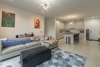 1701 W Webster Ave, Unit 702 in Chicago, IL - Building Photo - Building Photo