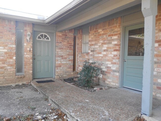 523 Tomahawk Trail in Kerrville, TX - Building Photo - Building Photo