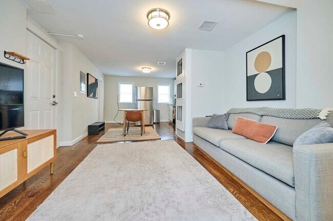 243 E St, Unit 3 in Boston, MA - Building Photo - Building Photo