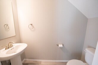 4046 SE Harrison St in Milwaukie, OR - Building Photo - Building Photo