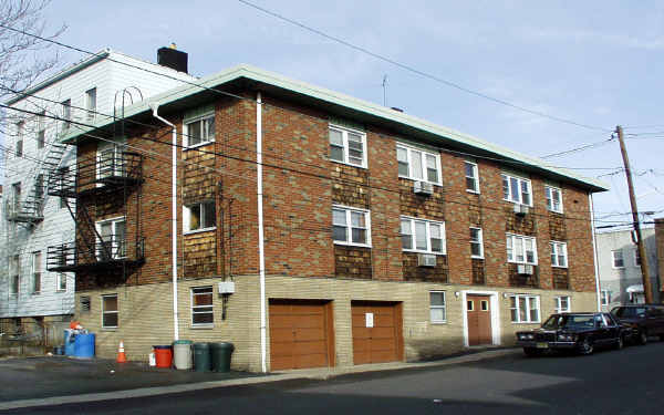 325 2nd St in Cliffside Park, NJ - Building Photo - Building Photo