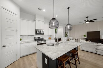 8906 Covenant Pl in Houston, TX - Foto de edificio - Building Photo