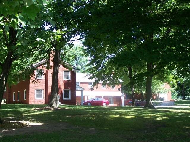 Dewey Lake in Dowagiac, MI - Foto de edificio