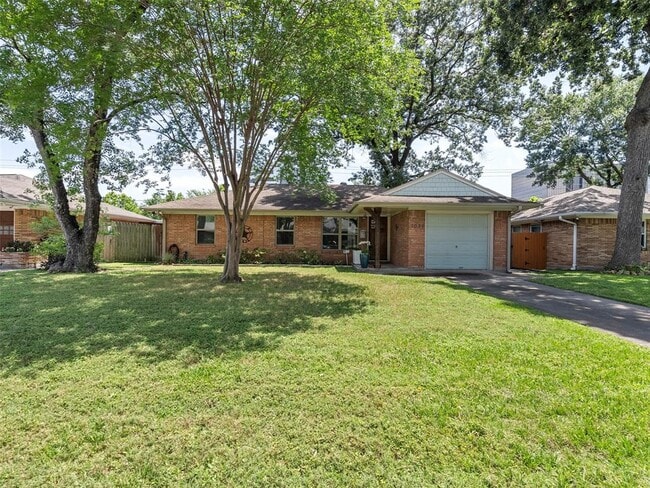 property at 1039 W 30th St