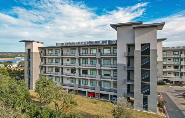 Waterfall Luxury Lakeside Condos in Austin, TX - Foto de edificio - Building Photo