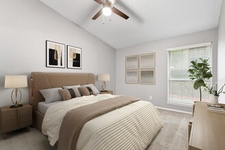 Liv on the Green Apartment Homes in Arlington, TX - Foto de edificio - Building Photo