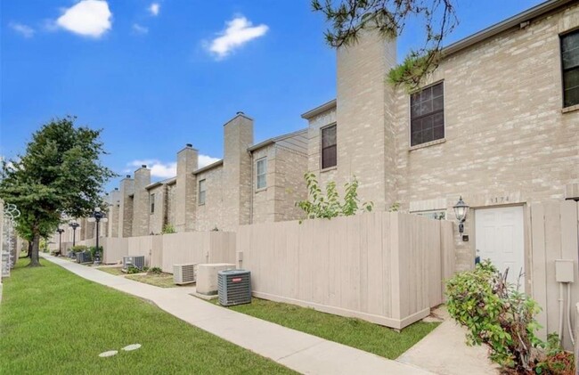 3174 Holly Hall St in Houston, TX - Building Photo - Building Photo