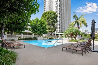 121 S Hope St, Unit 435 in Los Angeles, CA - Building Photo - Building Photo