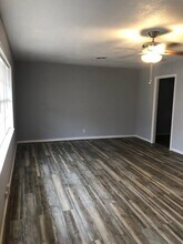 503 Willow Ave in Cleveland, TX - Foto de edificio - Building Photo