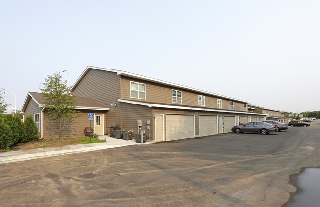 Blaine University Avenue Townhomes in Blaine, MN - Building Photo - Building Photo