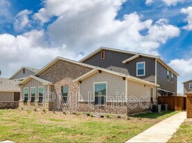 649 Harvest Moon Dr in Venus, TX - Building Photo
