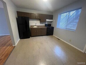 255 Chambers Rd in St. Louis, MO - Building Photo - Building Photo