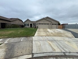 2310 W Tyler Ave in Visalia, CA - Building Photo