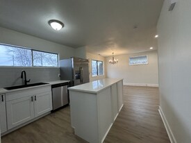 2407 Duportail St in Richland, WA - Building Photo