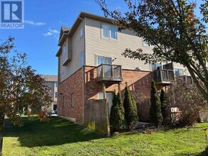 15 Chapman Ln in Hamilton, ON - Building Photo - Building Photo