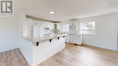 9639-9685 85 Ave in Grande Prairie, AB - Building Photo - Building Photo