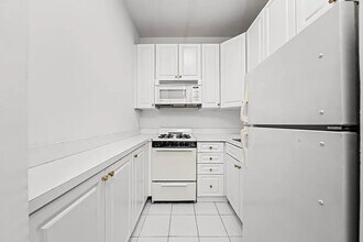 240 Sullivan St, Unit 19 in New York, NY - Building Photo - Building Photo