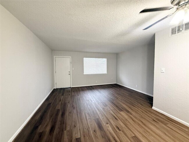201 S Kaysie St-Unit -25 in Angleton, TX - Building Photo - Building Photo