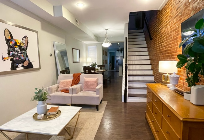 2206 E Fayette St in Baltimore, MD - Foto de edificio - Building Photo