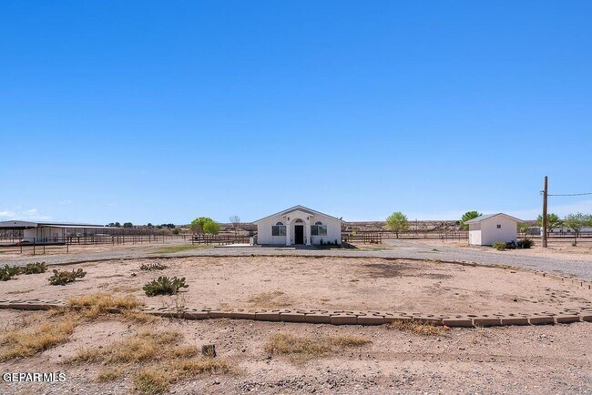 620 Ojito De Madrid Dr in Anthony, NM - Foto de edificio - Building Photo