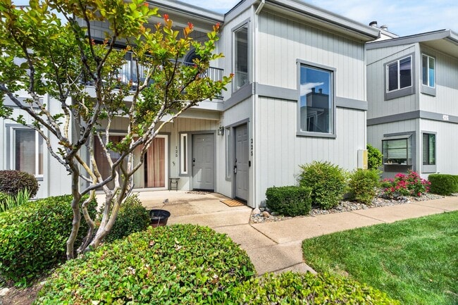 425 Ridgecrest Trail in Redding, CA - Building Photo - Building Photo