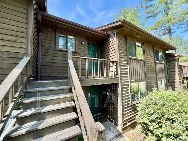 530 Courtwood Ln in Hendersonville, NC - Building Photo - Building Photo