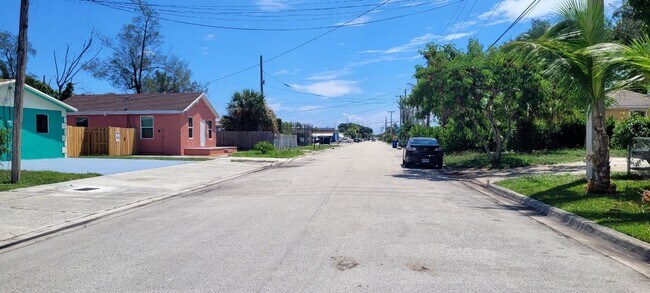 164 W 14th St-Unit -1 in Riviera Beach, FL - Building Photo - Building Photo