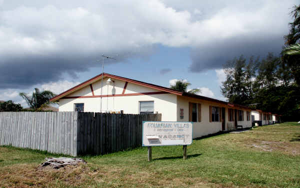 Aquarium Villas in Lake Worth, FL - Building Photo