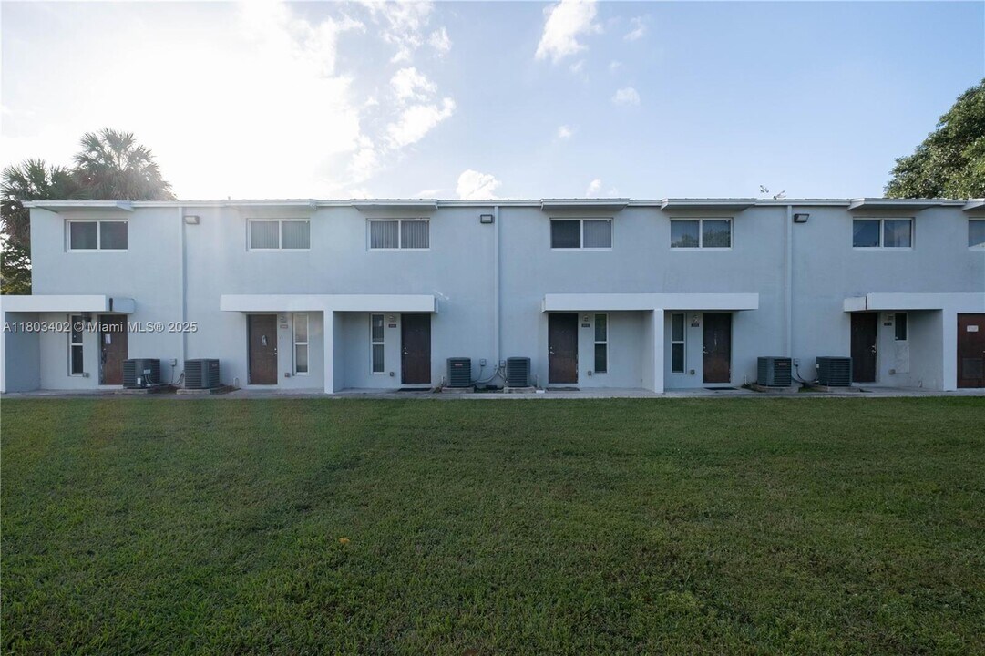 1968 NW 4th Ct in Miami, FL - Building Photo
