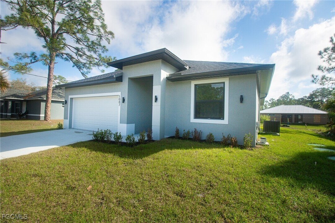 1087 Rugby Cir in Fort Denaud, FL - Foto de edificio