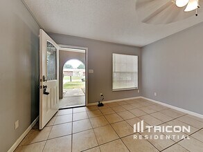 704 Falkirk Ave in Valrico, FL - Building Photo - Building Photo