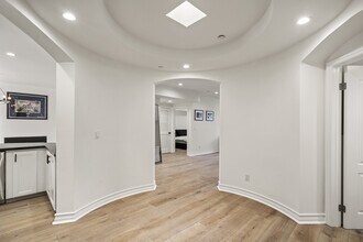 122 N Clark Dr in West Hollywood, CA - Building Photo - Building Photo