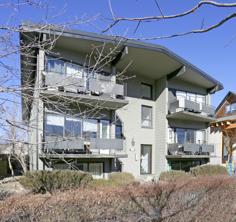 708 Memorial Dr NW in Calgary, AB - Building Photo