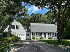8 Healey Brook Dr in Charlestown, RI - Building Photo - Building Photo