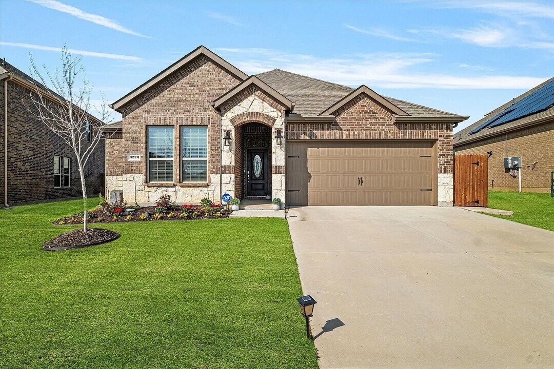 3223 Catoosa Ln in Aubrey, TX - Building Photo