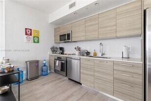 121 NE 34th St, Unit 2109 in Miami, FL - Building Photo