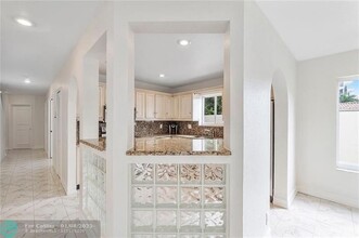 1318 Bayview Dr in Fort Lauderdale, FL - Building Photo - Building Photo