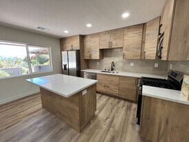 5359 E Falls View Dr in San Diego, CA - Building Photo