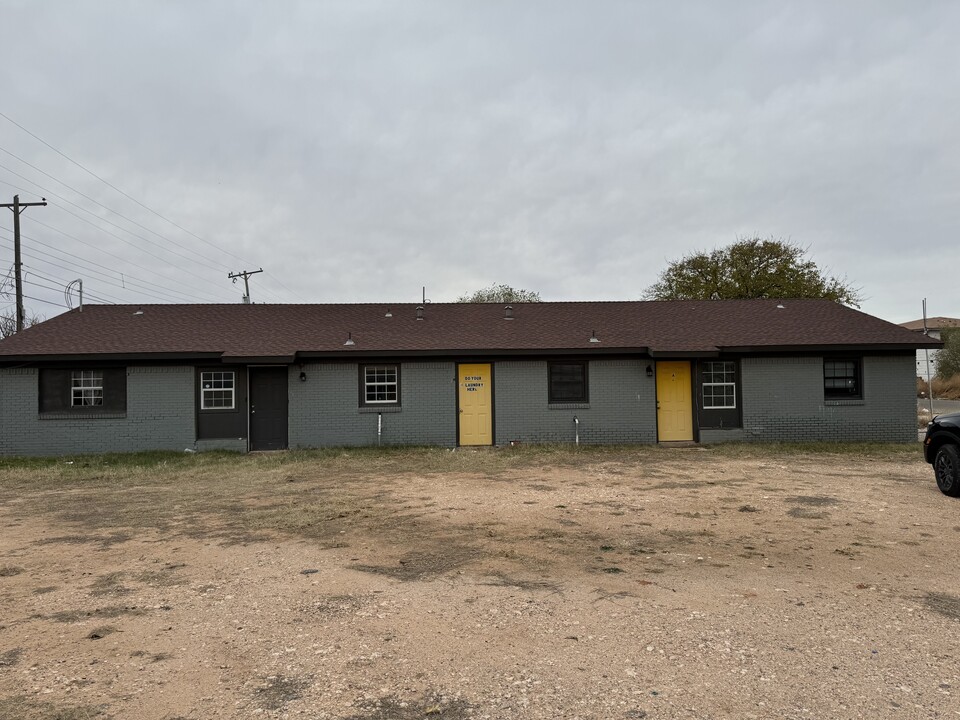 1717 E Dartmouth St in Lubbock, TX - Building Photo