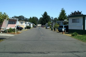Canterbury Estates Mobile Home Park in Tacoma, WA - Foto de edificio - Building Photo