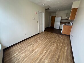 76 Essex St, Unit 7 in Boston, MA - Foto de edificio - Building Photo